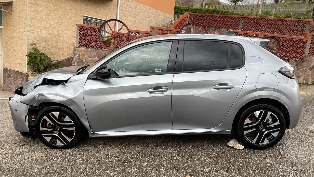 Peugeot 208 PureTechAllure (incidentata)