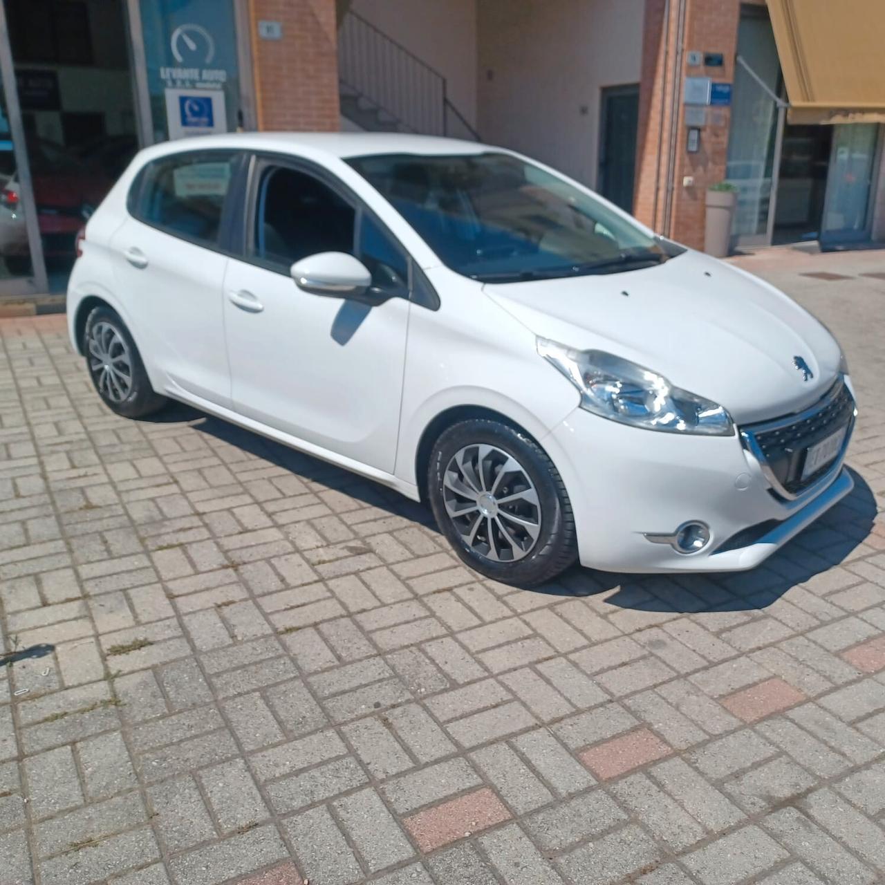 SEMBRA NUOVA PEUGEOT 208 1.4 GPL DI FABBRICA