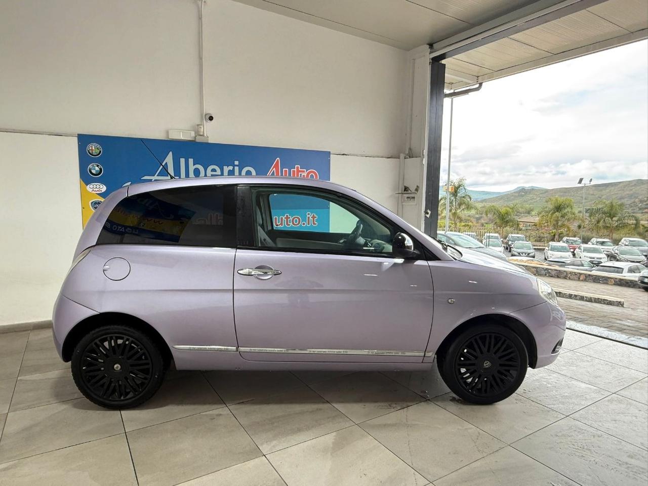 Lancia Ypsilon 1.3 MJT 75 CV Versus