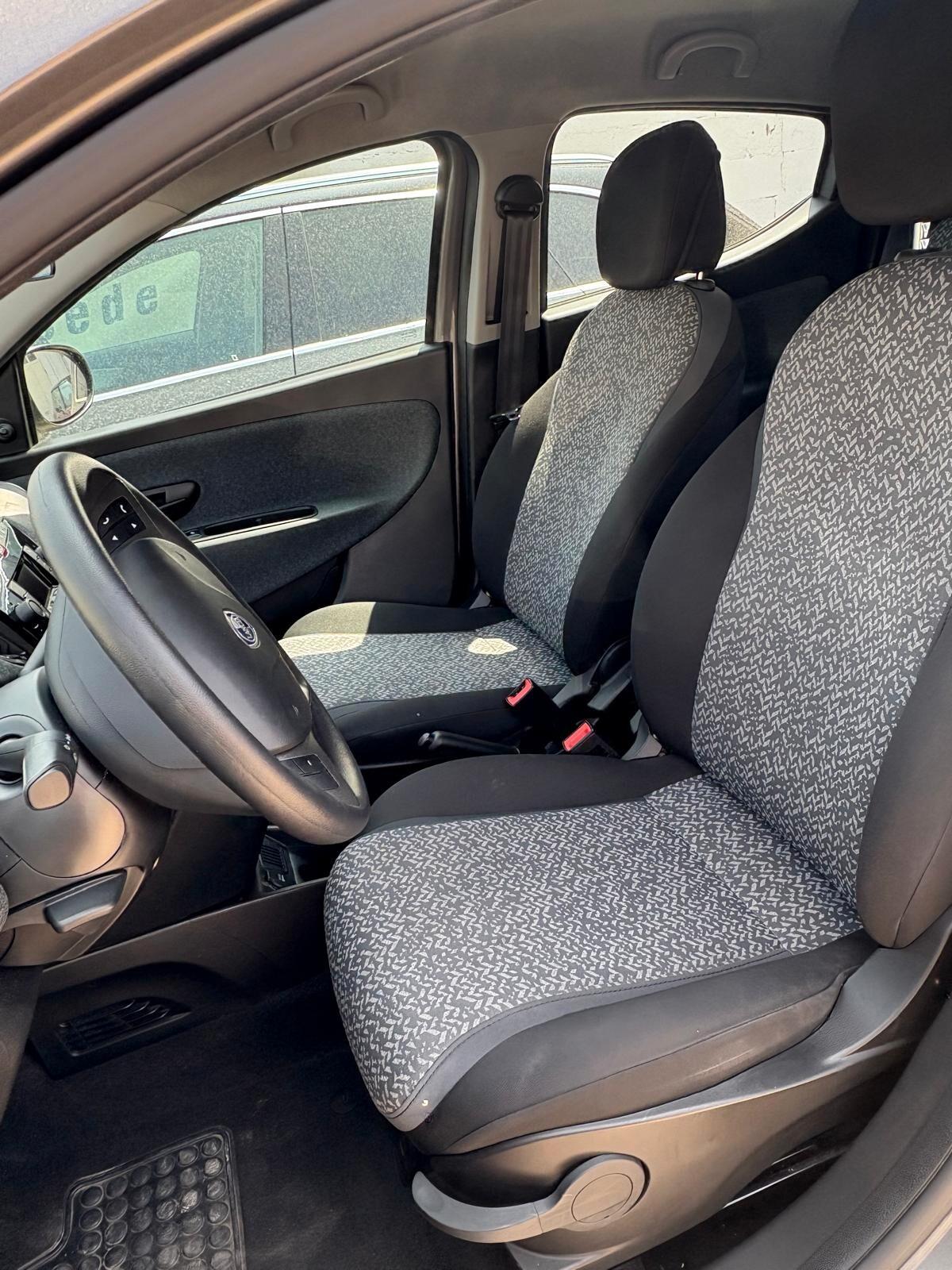 Lancia Ypsilon 1.0 FireFly 5 porte S&S Hybrid Ecochic Silver