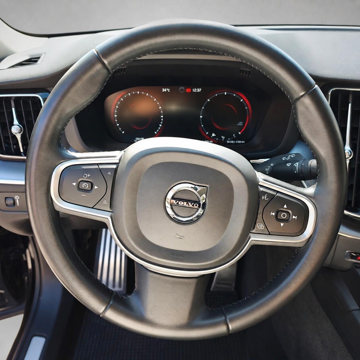 VOLVO XC60 2.0 B4 AWD 197 CV Geartronic Momentum