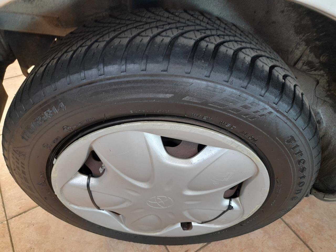 Toyota Yaris 1.0i 16V cat 5 porte Sol
