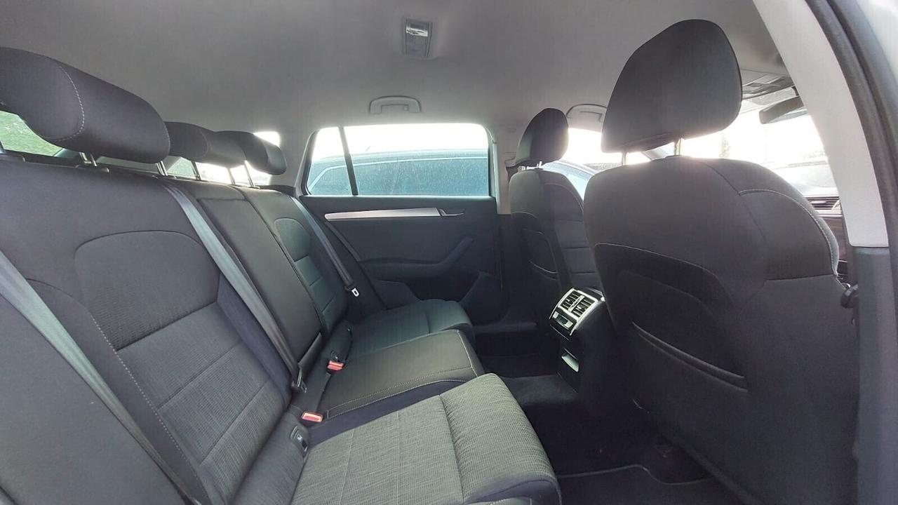 Skoda Superb 1.6 Cambio Automatico Neopatentati