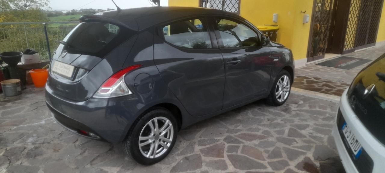 Lancia Ypsilon 1.2 69 CV 5 porte neopatentati!