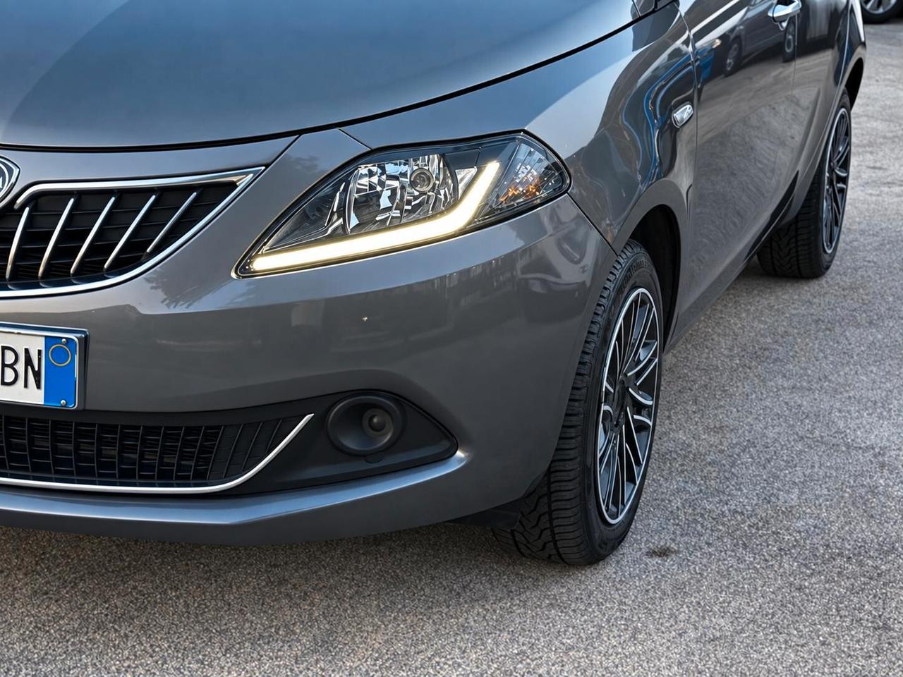 Lancia Ypsilon 1.0 FireFly S&S Hybrid Silver