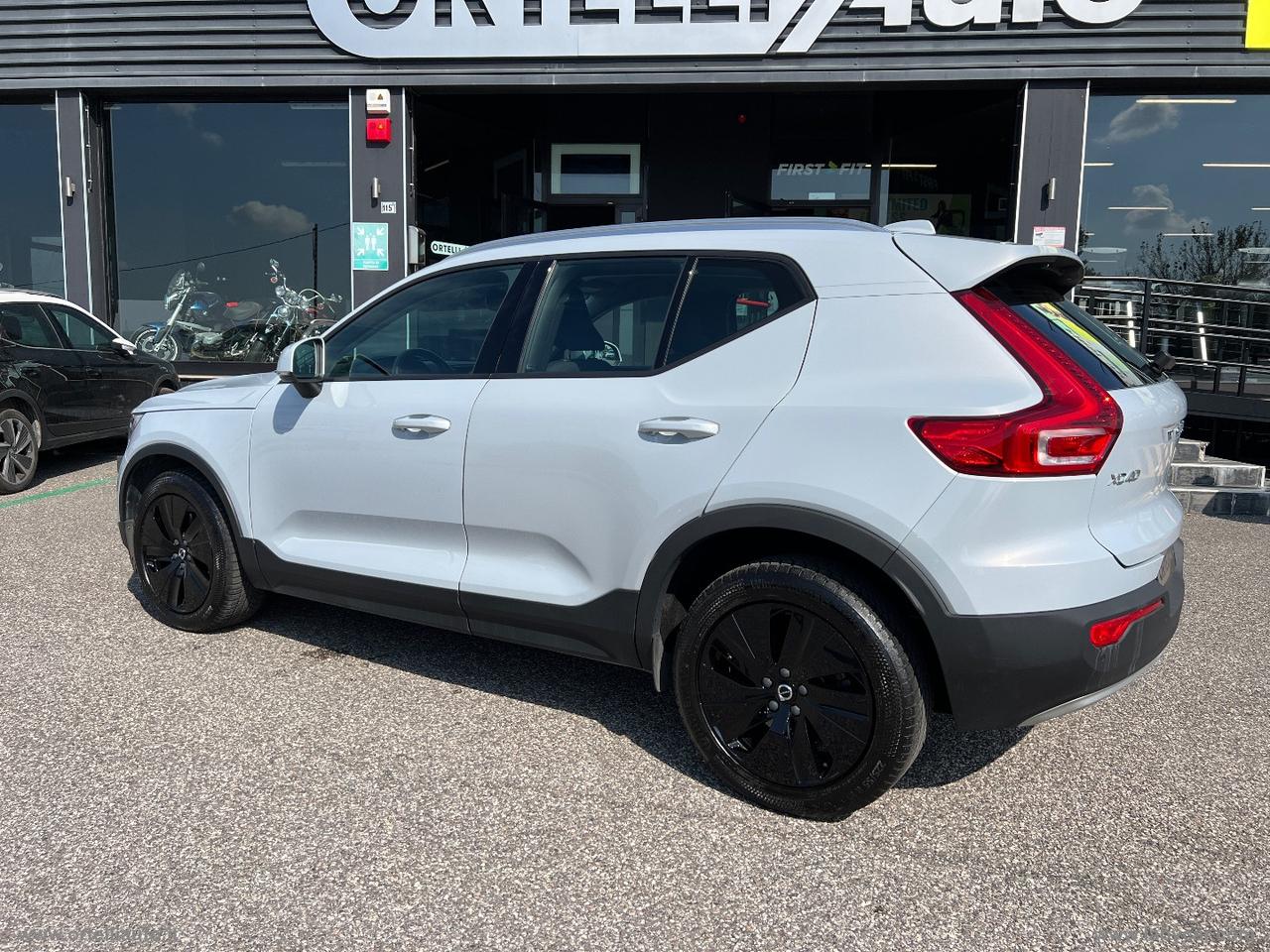 VOLVO XC40 D3 AWD Geartronic Momentum Pro IVA DEDUCIBILE