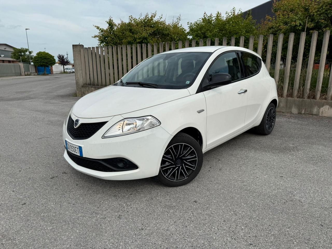 Lancia Ypsilon 1.2 69 CV 5 porte S&S Platinum NEOPATENTATI OK