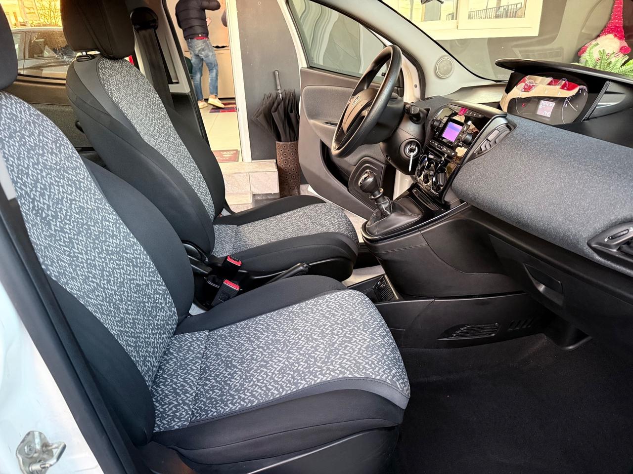 Lancia Ypsilon 1.0 FireFly 5 porte S&S Hybrid Ecochic A. Ferretti