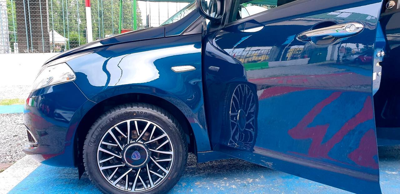 LANCIA YPSILON 1.2 BENZ/G.P.L BOMBOLA. VALIDA 2035