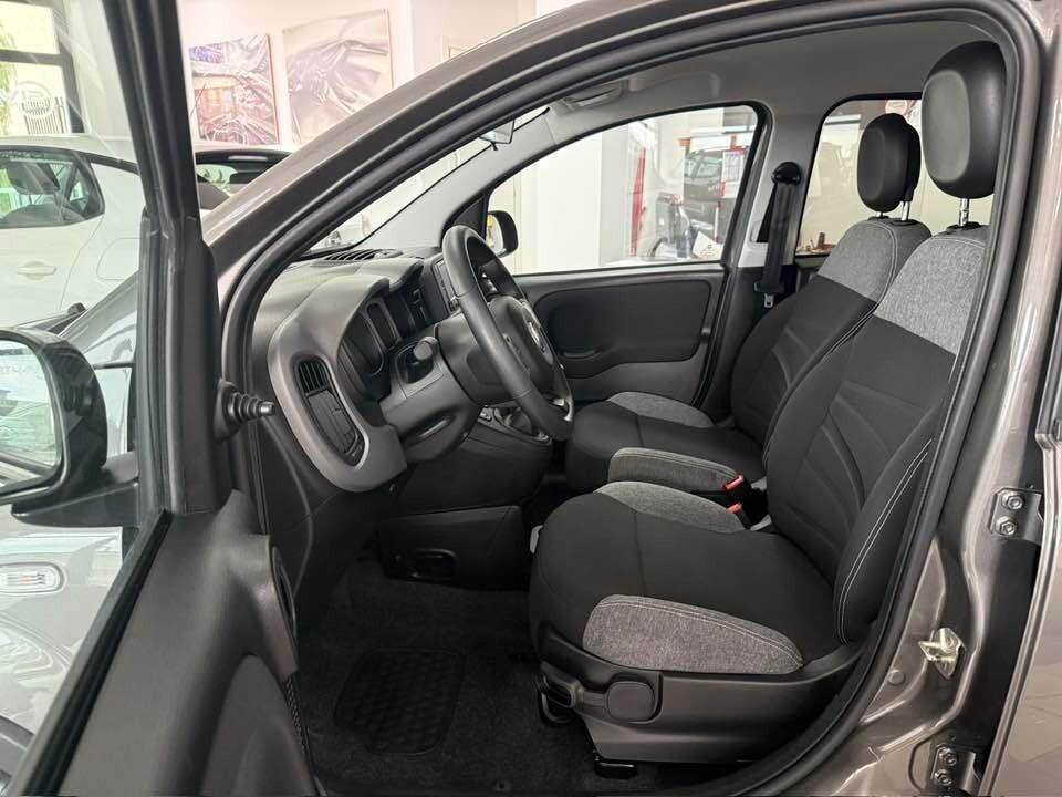 Fiat Panda 1.0 FireFly S&S Hybrid City Life con comandi al volante