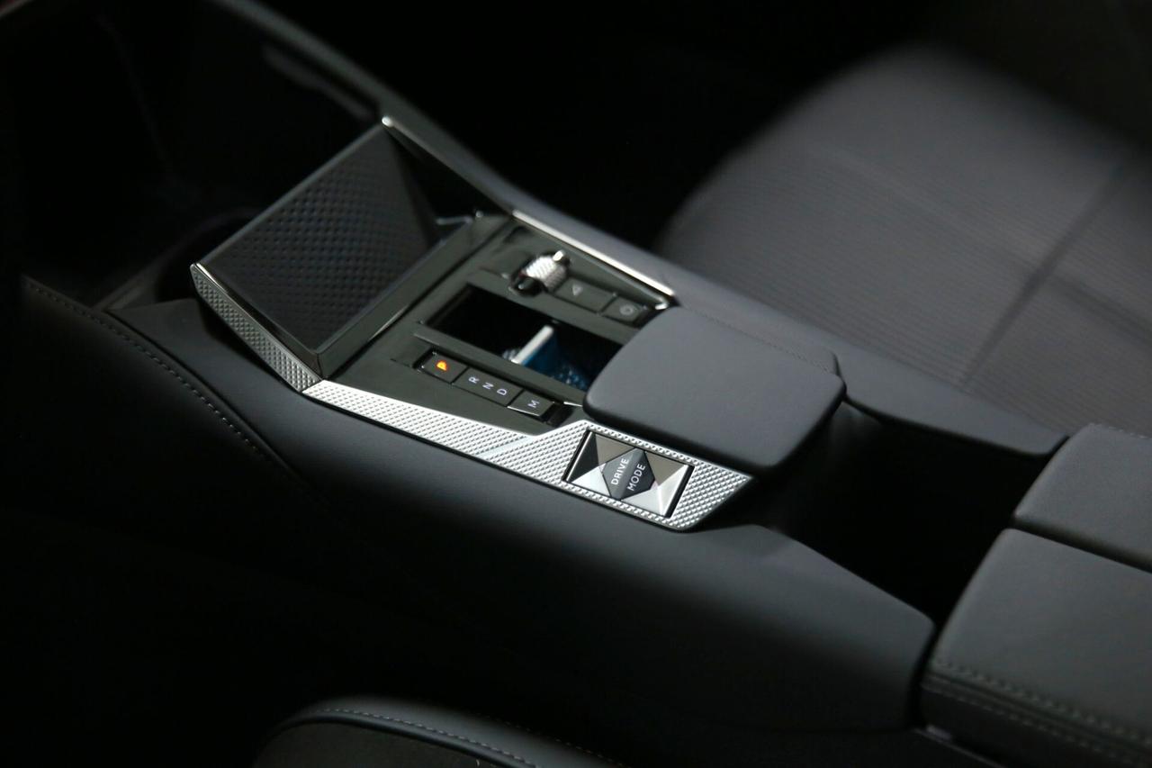 DS4 4 BlueHDi 130 cv Étoile Alcantara auto