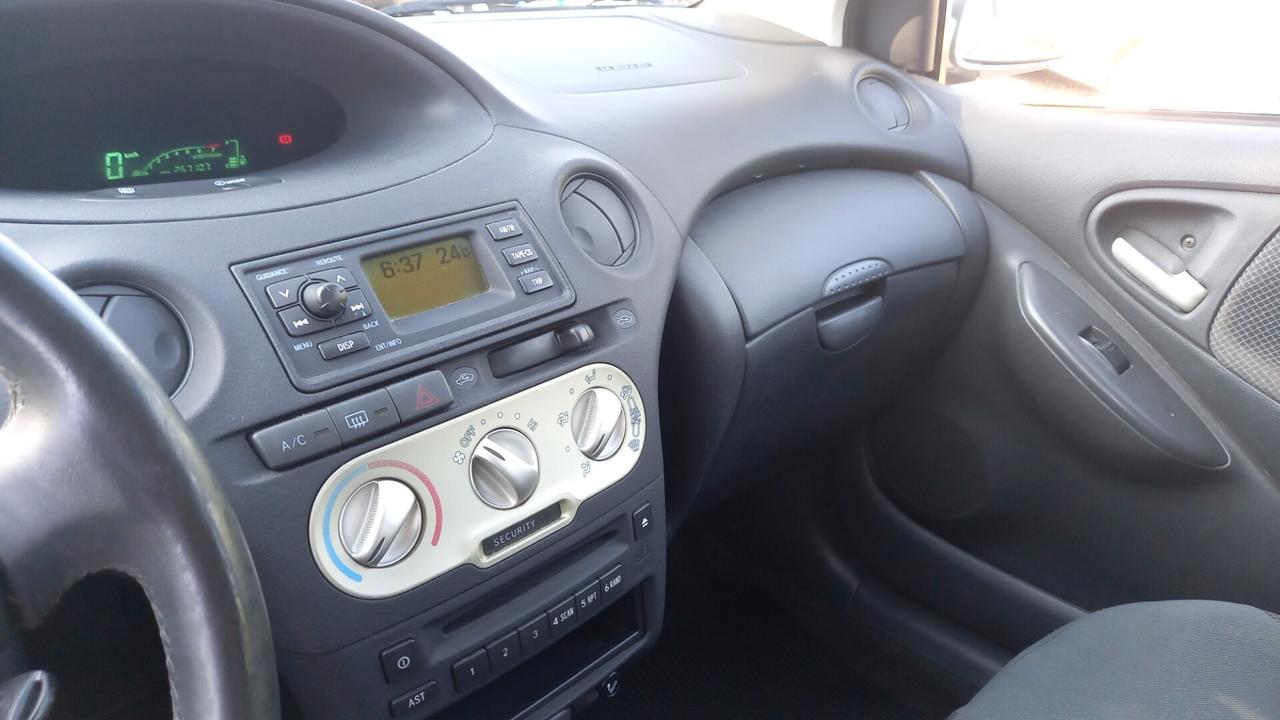 Toyota Yaris 1.0I 16v (Neopatentati)