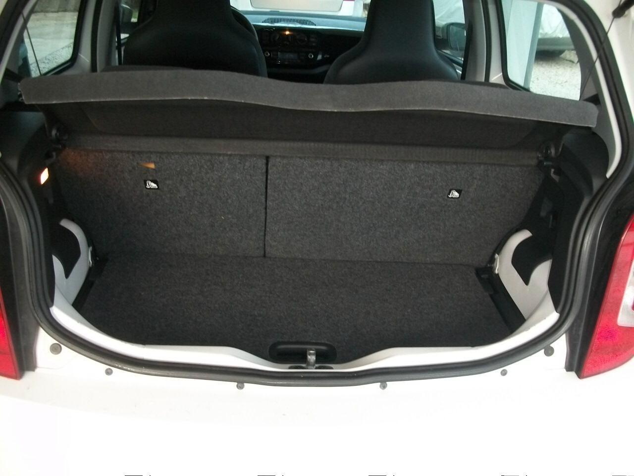 Volkswagen up! 1.0 5p. move ASG CC999 KW 44 HP 60 EURO 05 BENZINA GARANZIA UN ANNO N 08 GOMME E CERCHI E COPRI CERCHI ESTIVE E QUATRO QUATRO STAGIONI 95/100 SI NEOPATENTATI