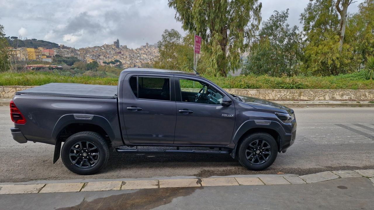 Toyota Hilux 2.4 D-4D A/T 4WD 4 porte Double Cab Invincible