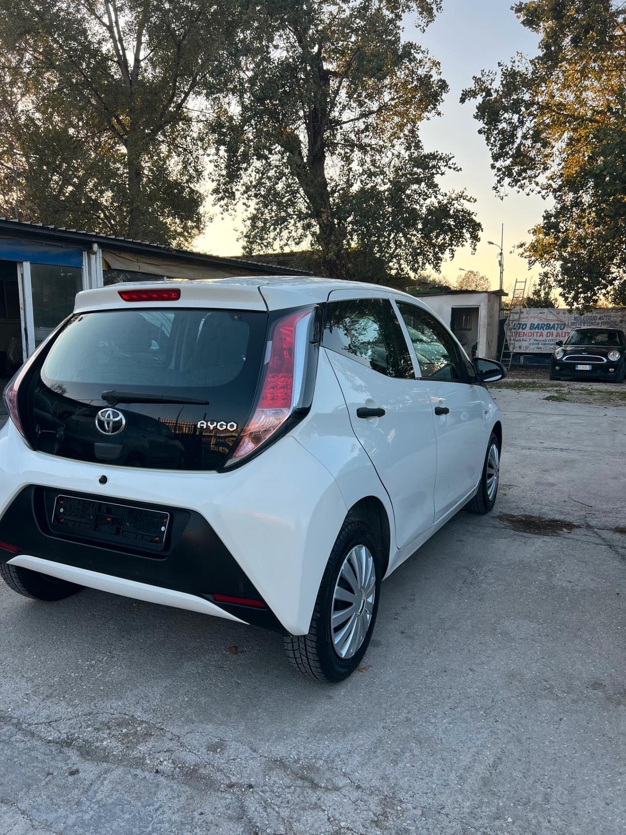 Toyota Aygo 1.0 VVT-i 69 CV 5 porte x-play TSS