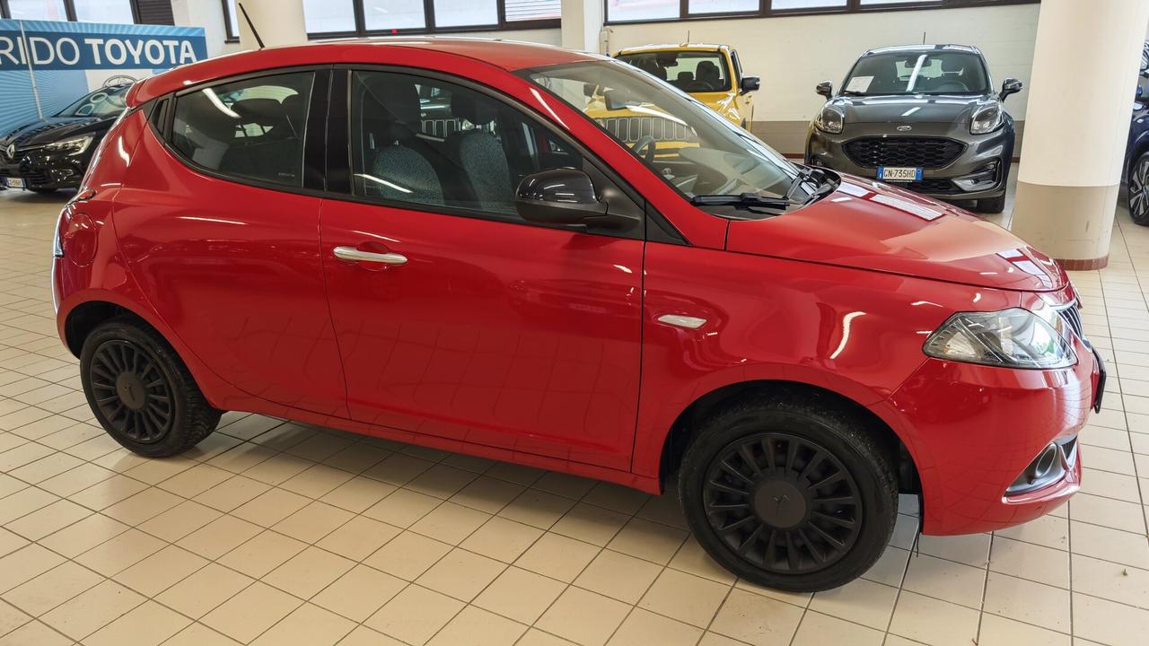 Lancia Ypsilon 1.0 Hybrid Silver
