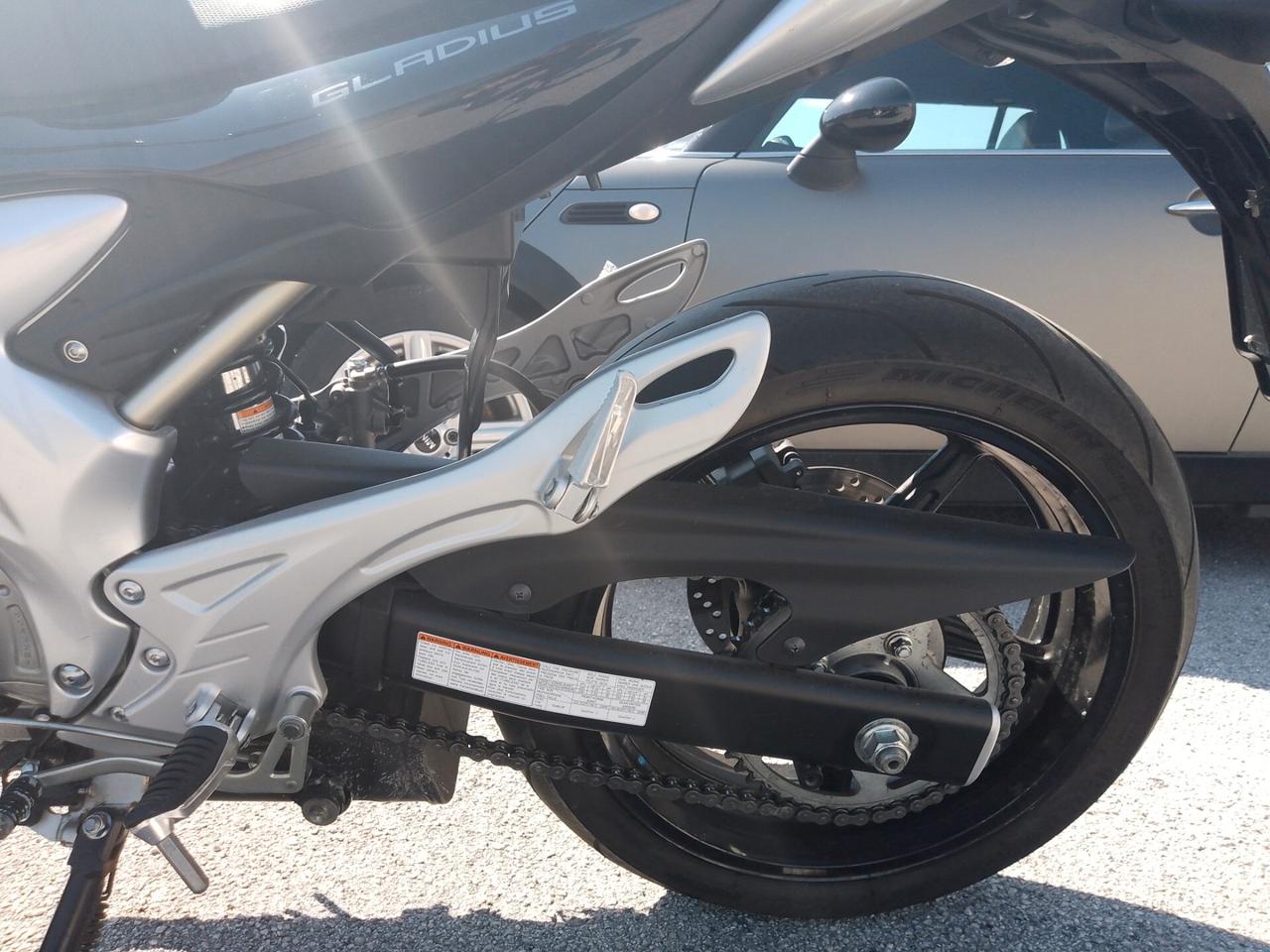 Suzuki Gladius 650 POCHISSIMI CHILOMETRI - PARI AL NUOVO