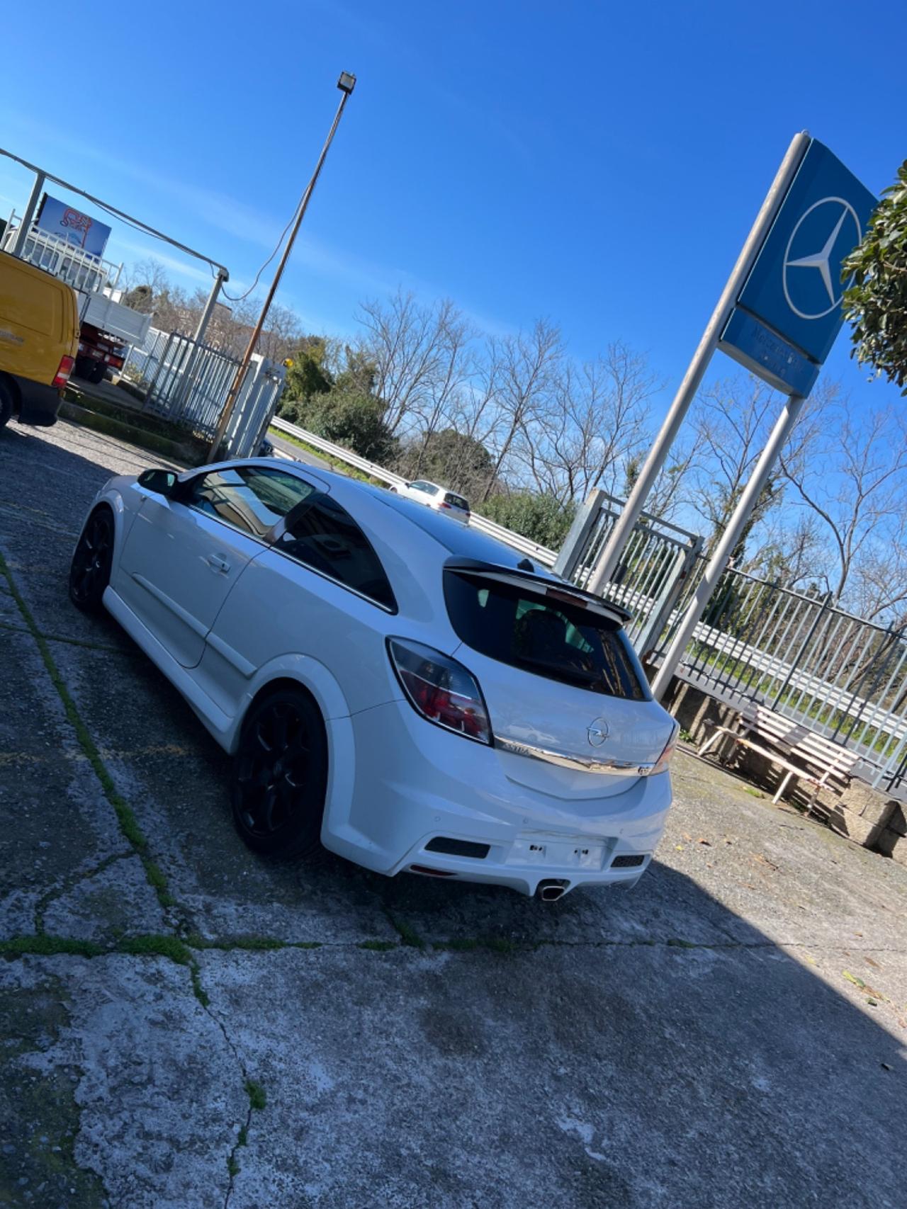 Opel Astra GTC 2.0 T 240CV 3 porte OPC