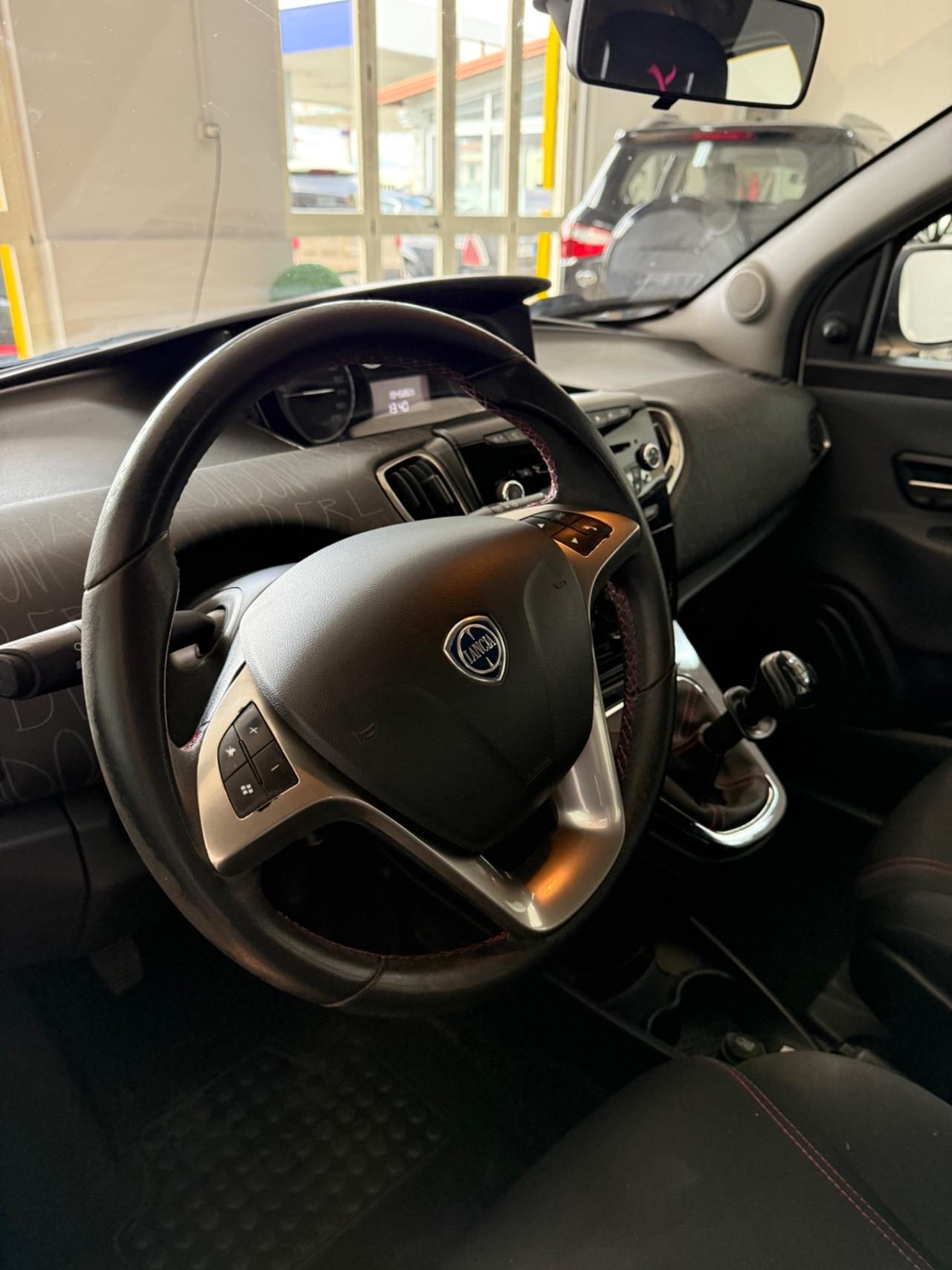 Lancia Ypsilon 1.2 69 CV 5 porte GPL LONDON PARIS