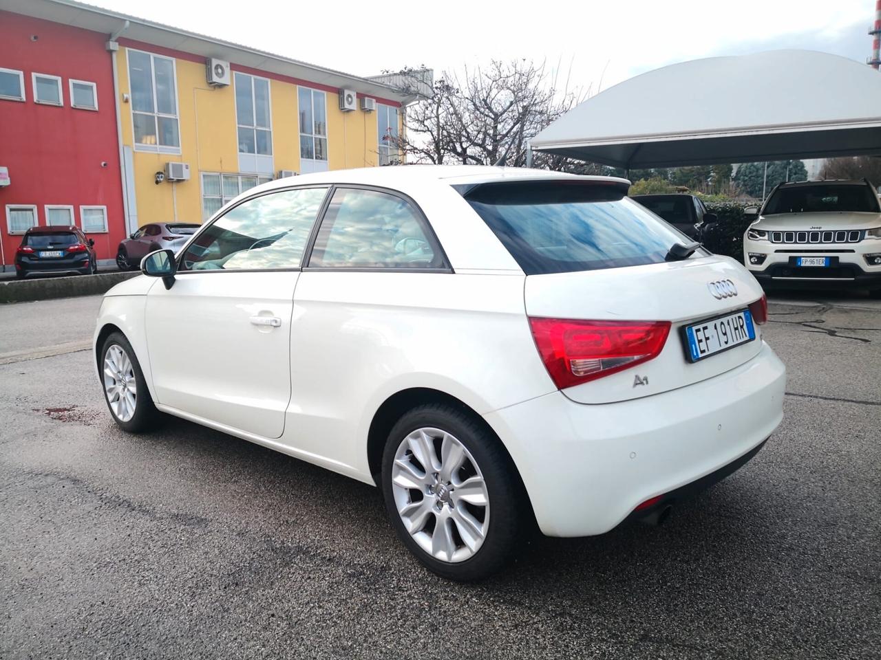 Audi A1 1.6 TDI 105 CV ***NEOPATENTATI***CIELO SCOLLATO***