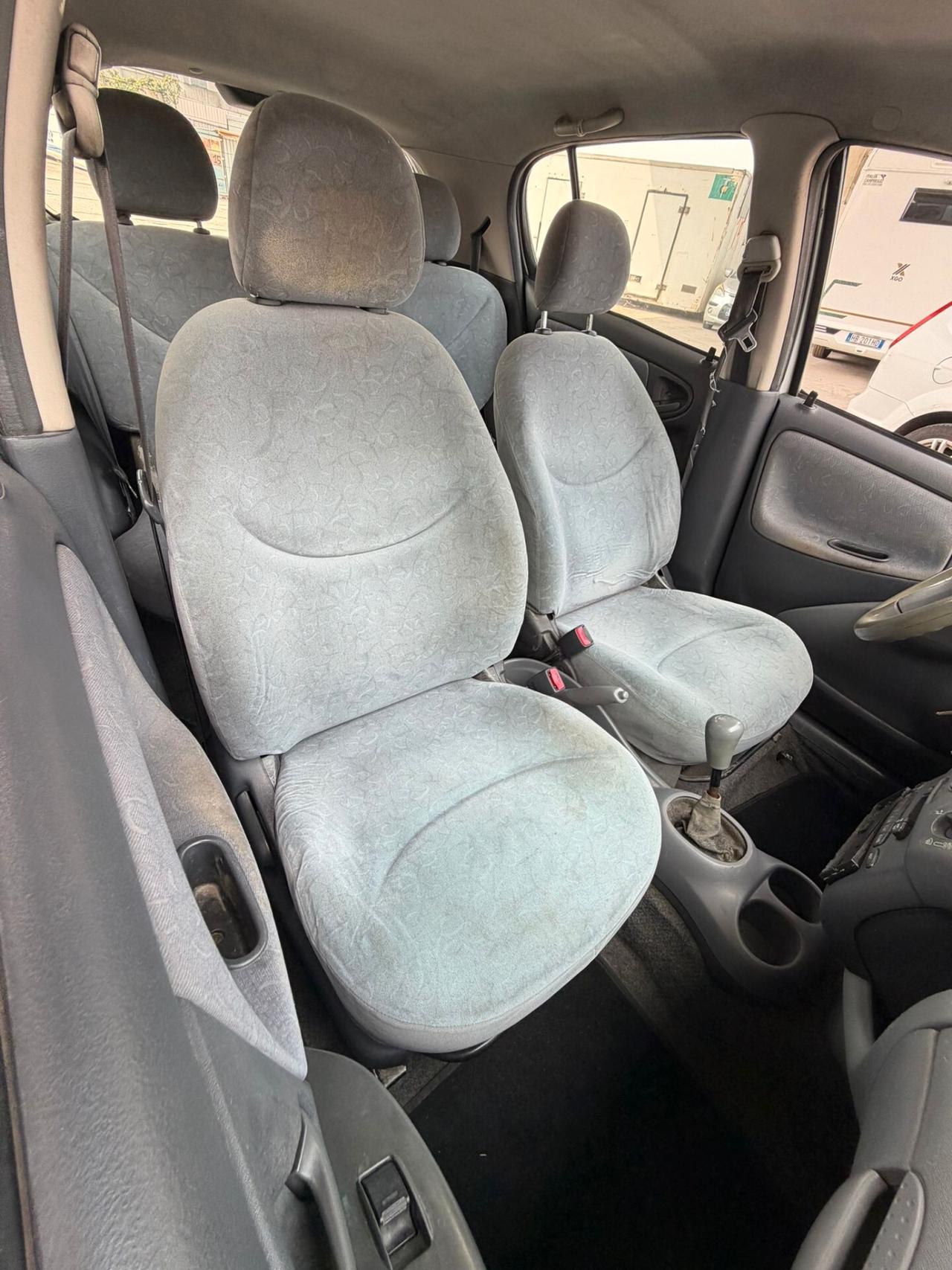 Toyota Yaris 1.0i 16V cat 5 porte Sol