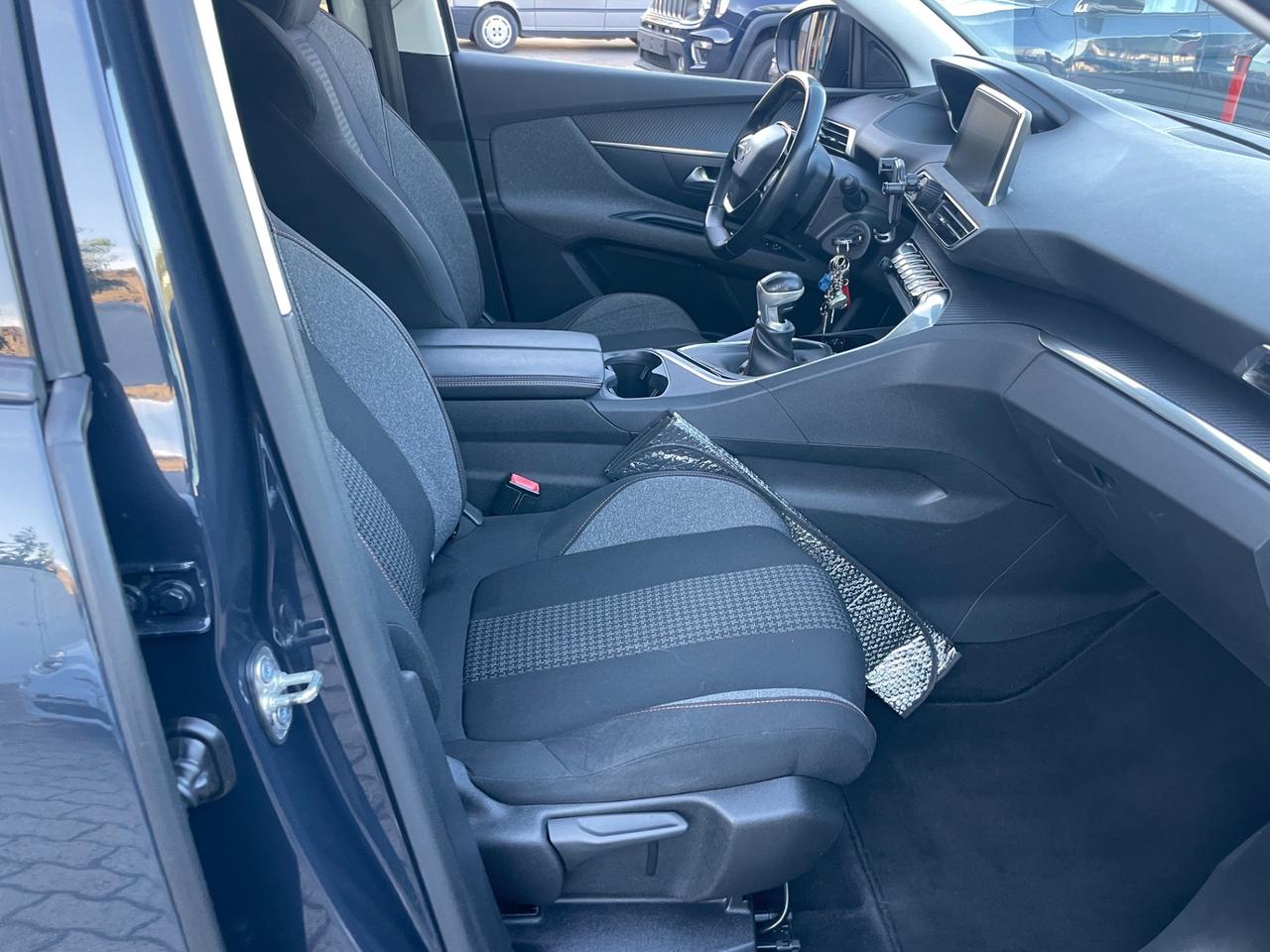 Peugeot 3008 BlueHDi cambio manuale sensori parcheggio ant-vetri privacy
