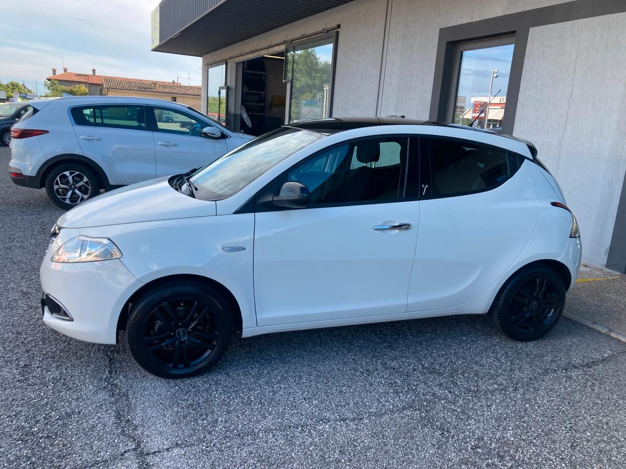 Lancia Ypsilon 1.2 69 CV 5 porte S&S Silver