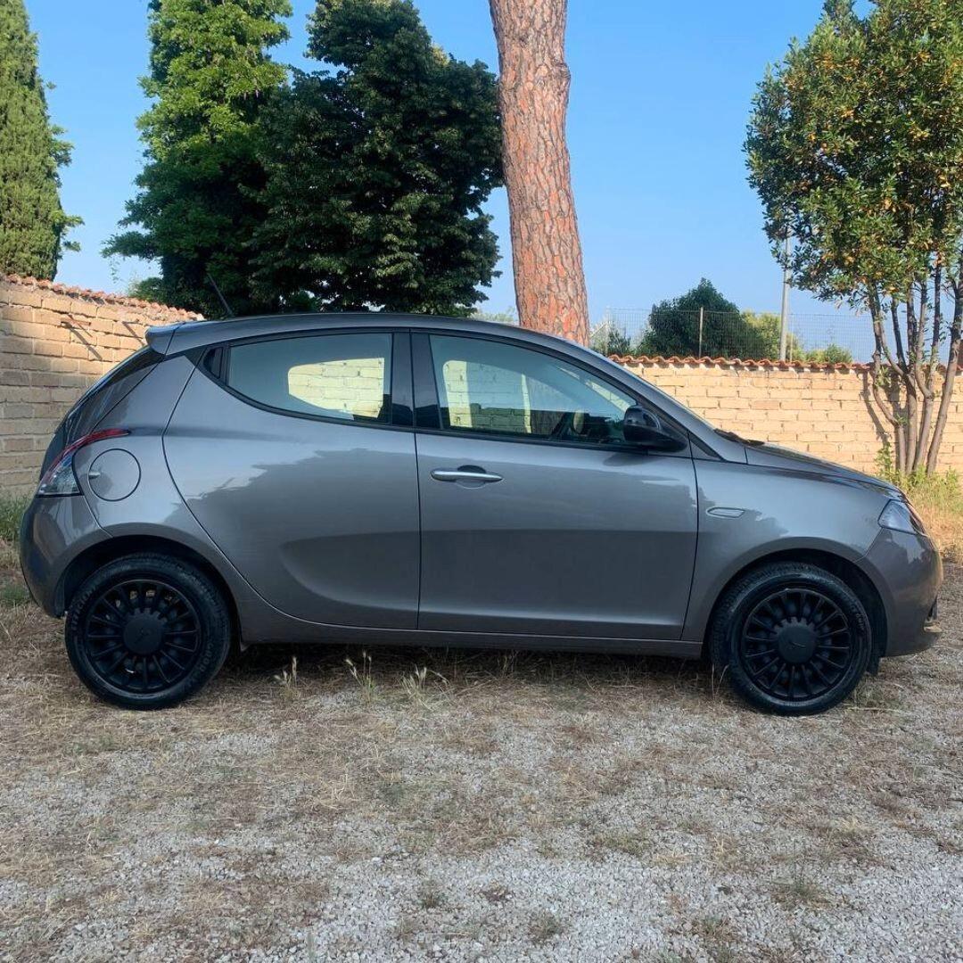 Lancia Ypsilon 1.0 FireFly 5 porte S&S Hybrid Silver UNIPRO.