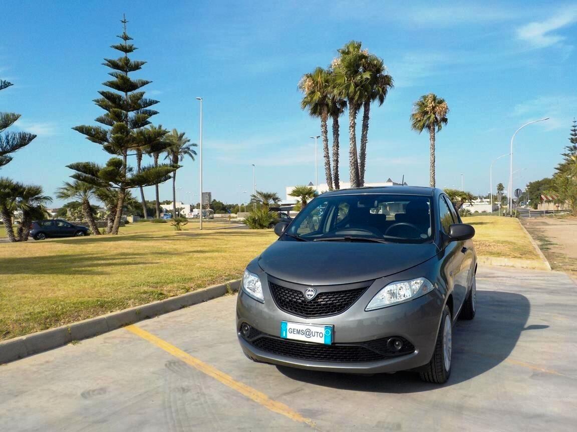 Lancia Ypsilon 1.0 FireFly 5 porte S&S Hybrid Ecochic Silver