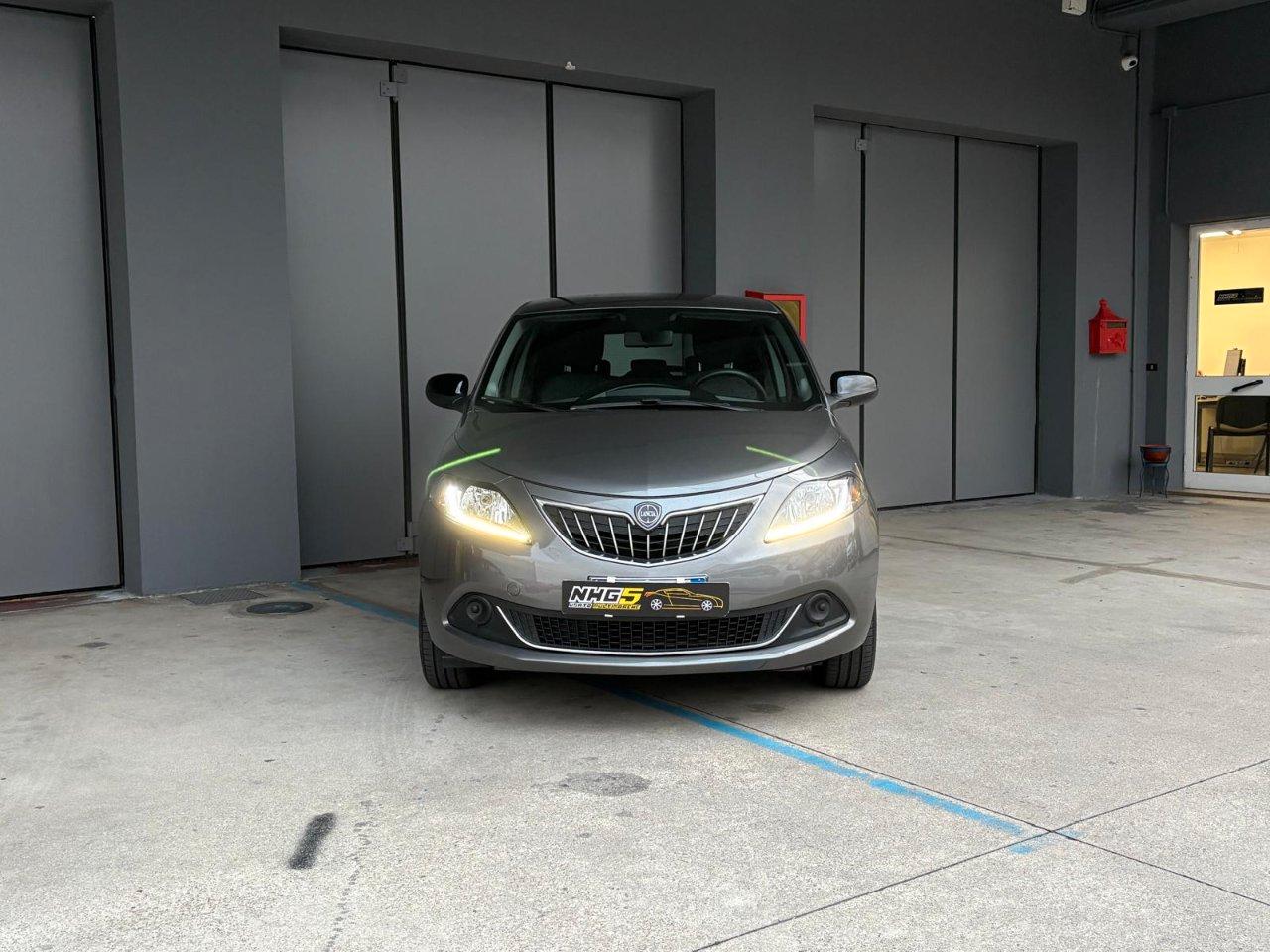 Lancia Ypsilon 1.0 firefly hybrid Silver s&s 70cv 5p.ti