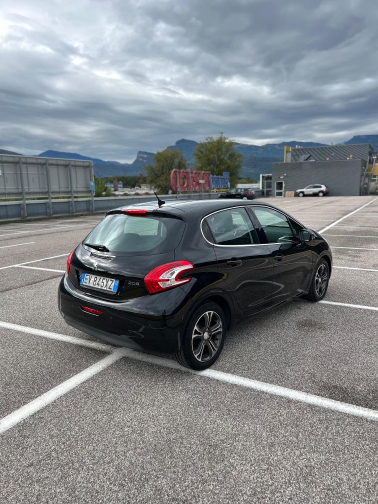 Peugeot 208 1.4 HDi 68 CV Active Neopatentati