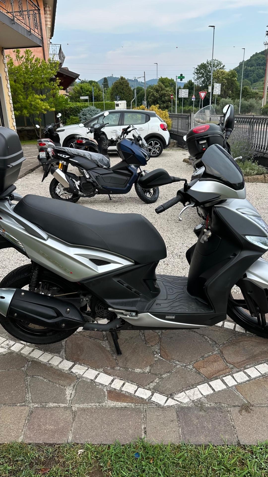 Kymco Agility 125 R 16 Plus Parabrezza e bauletto