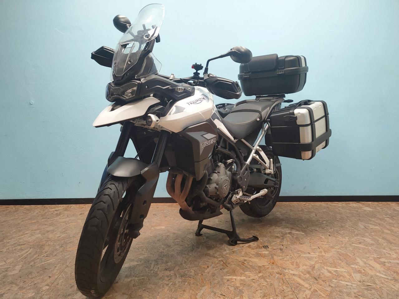 Triumph Tiger 900 GT PRO con tris borse originali