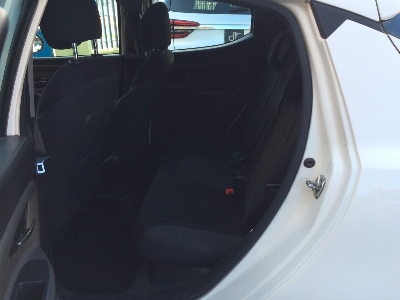 Lancia Ypsilon 1.2 69 CV 5 porte GPL Gold tagliandata distribuzione eseguita a km 138000 garanzia !