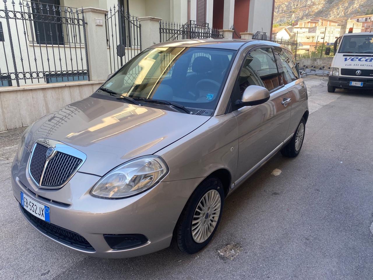 Lancia Ypsilon 1.3 MJT 75 CV cambio automatico