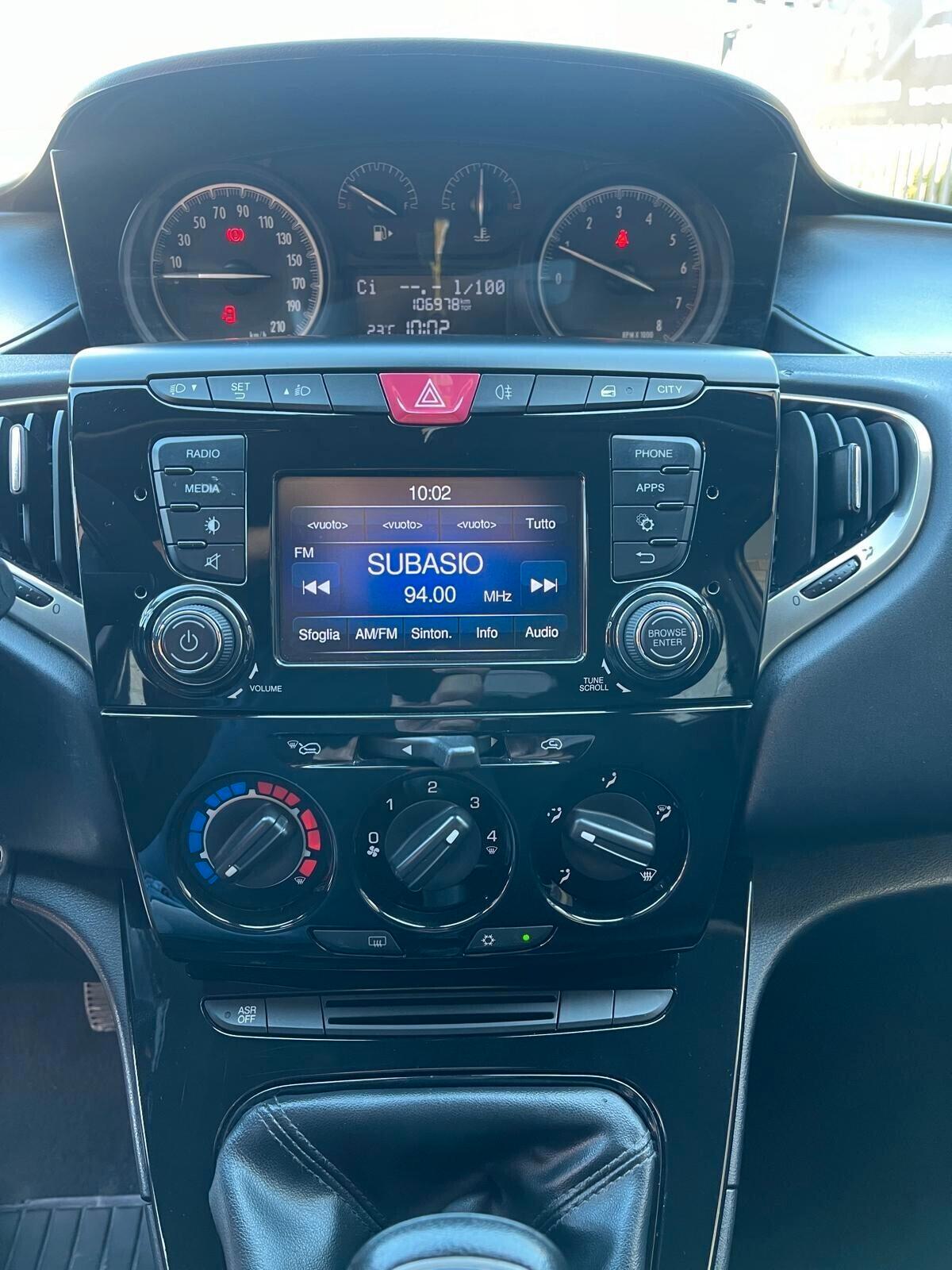 Lancia Ypsilon 1.2 69 CV 5 porte Platinum ADATTA NEOPATENTATI