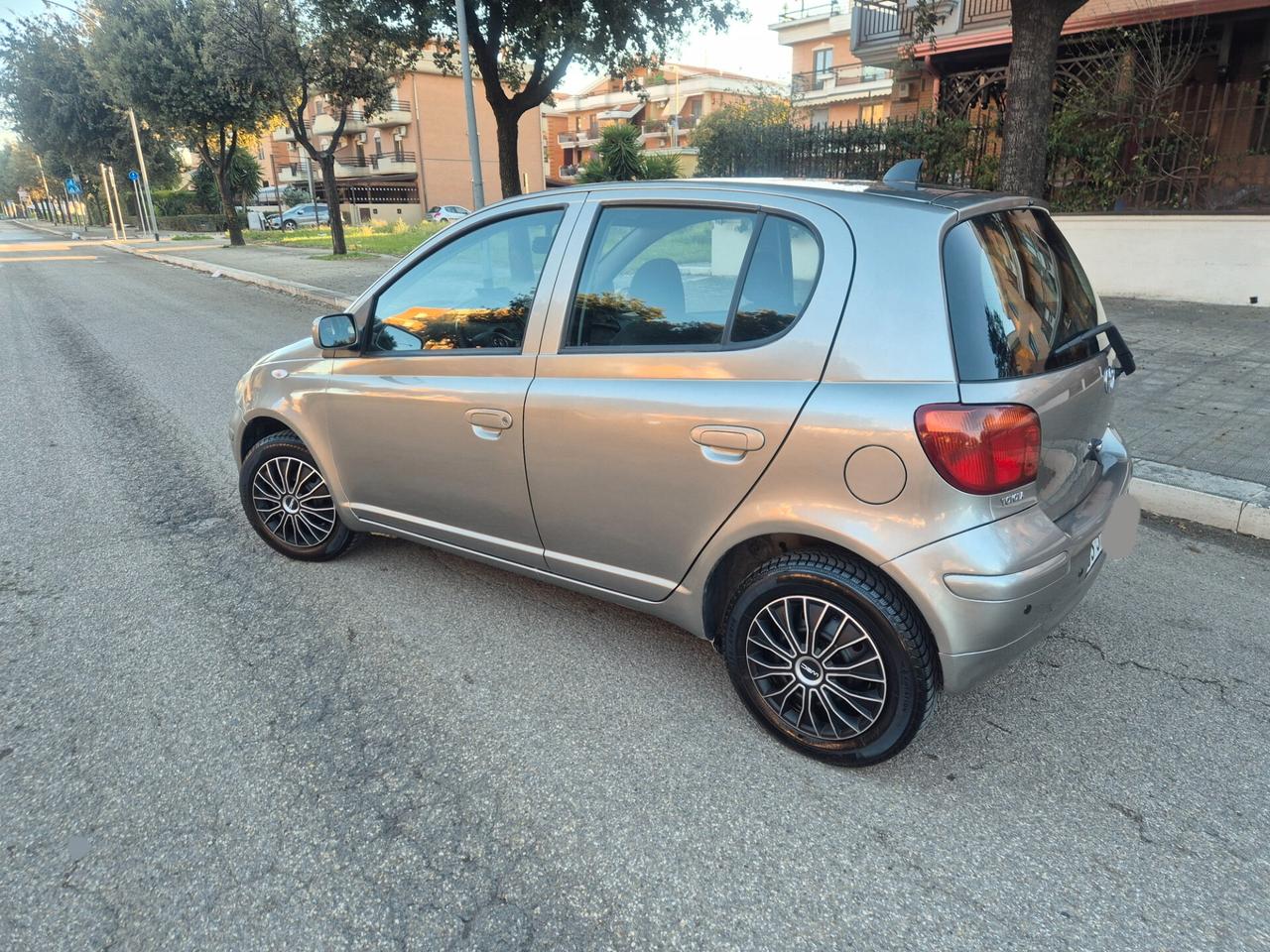 Toyota Yaris 1.0 benzina 68cv anno 05