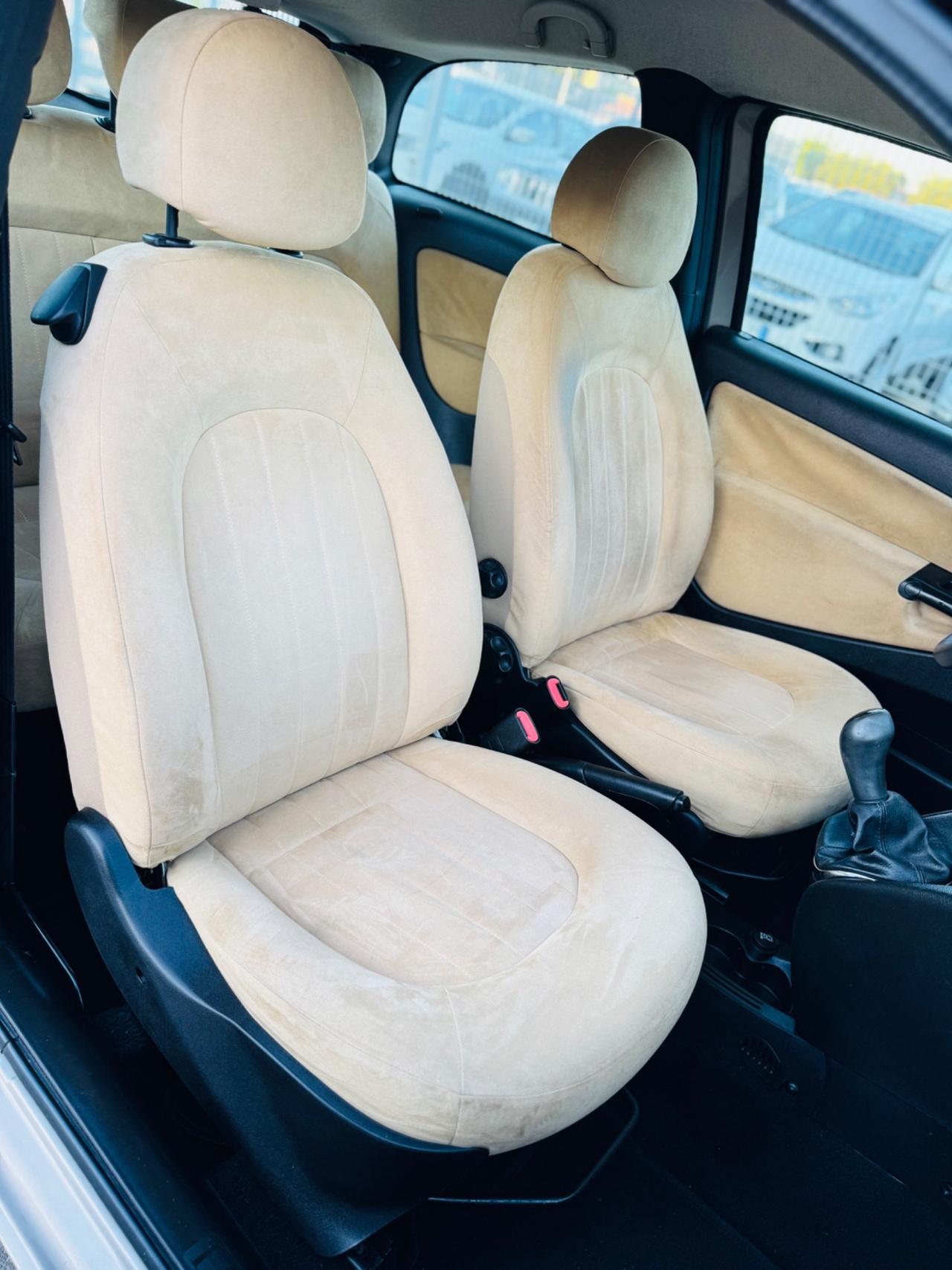 Lancia Ypsilon 1.3 MJT 75 CV Unyca