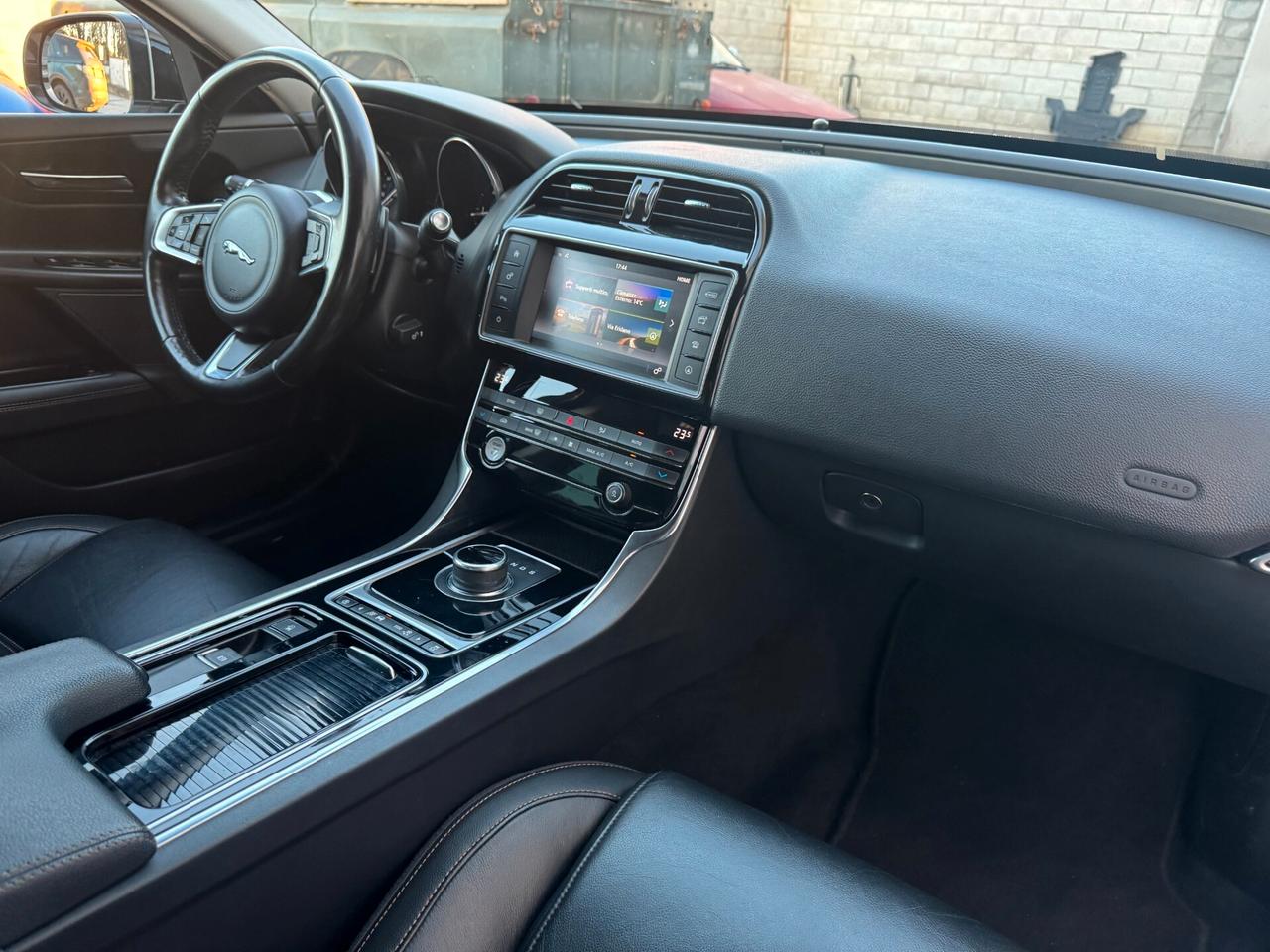 Jaguar XE 2.0 D 180 CV aut. Pure