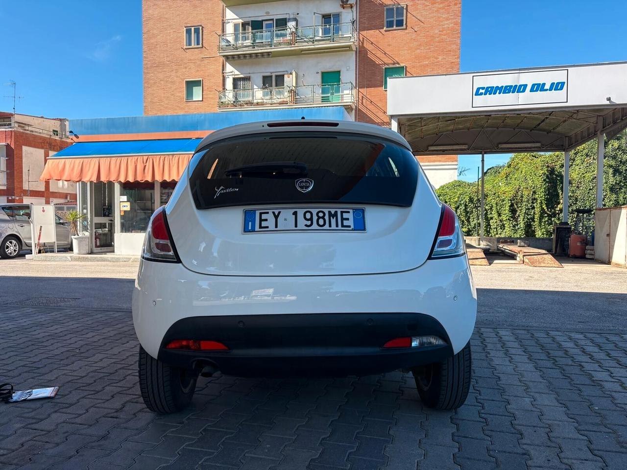 Lancia Ypsilon 0.9 TwinAir 85 CV 5 porte Metano Ecochic Elle