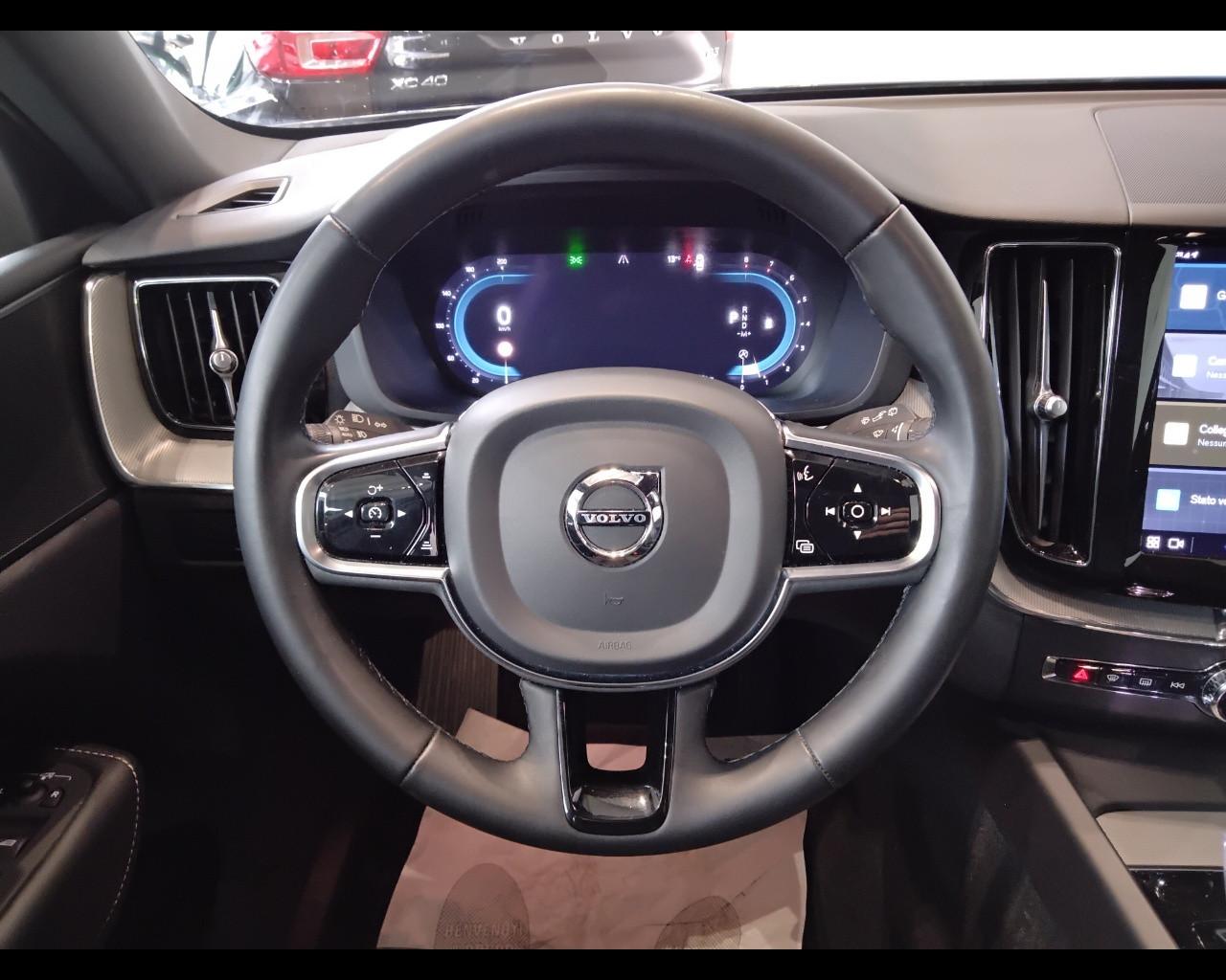 VOLVO XC60 II 2022 - XC60 2.0 b4 Plus Dark auto