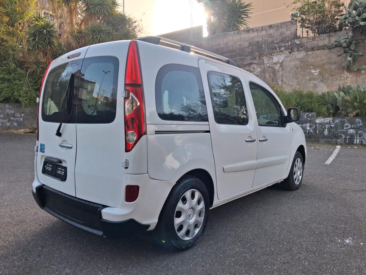Renault Kangoo Pianale ribassato con rampa disabili in carrozzina