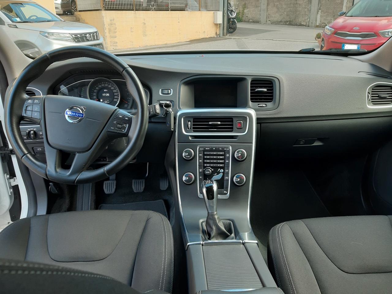 Volvo V60 D2 R-design