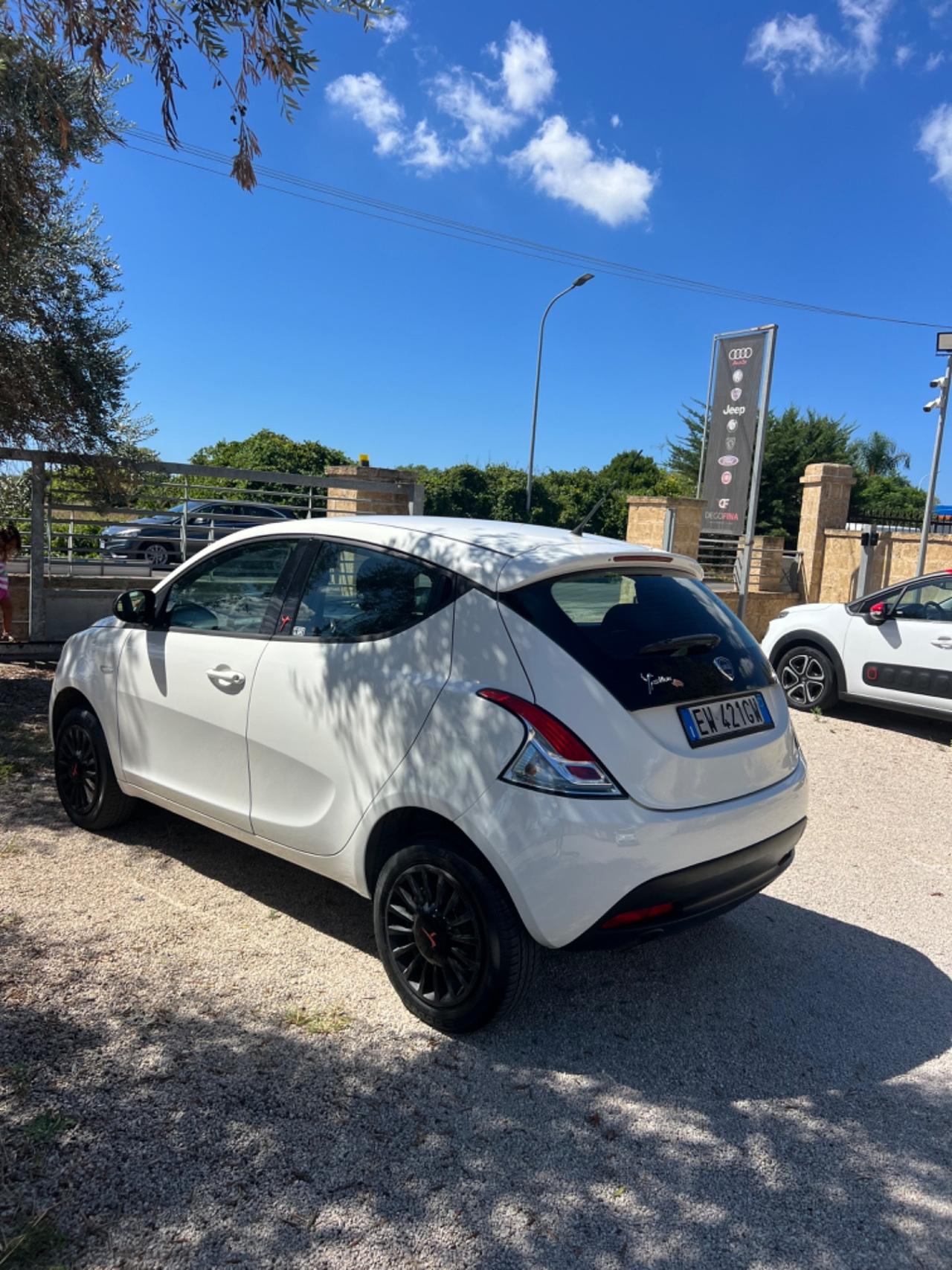 Lancia Ypsilon 0.9 TwinAir 85 CV 5 porte Metano Ecochic Elefantino