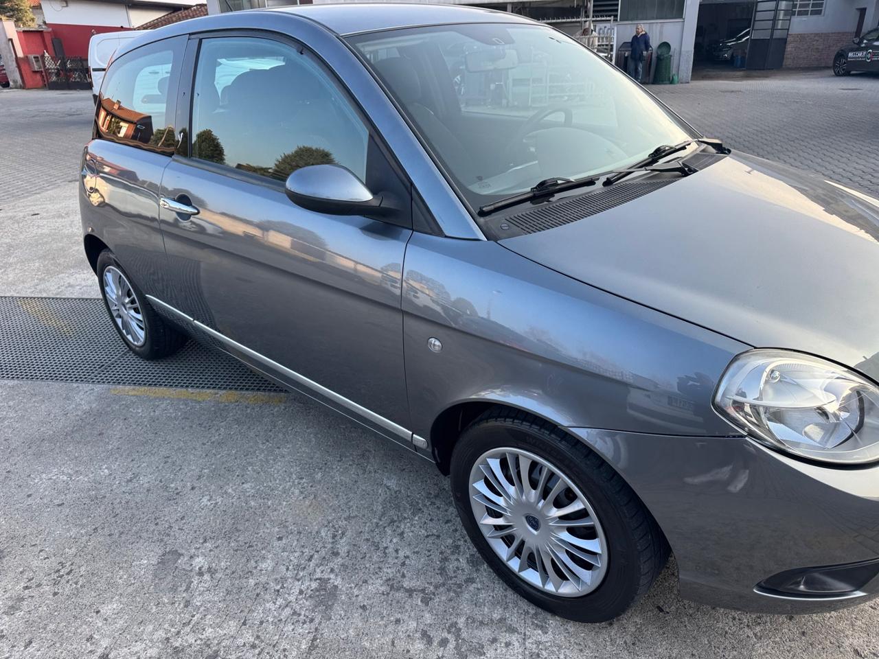 Lancia Ypsilon 1.2 benzina neopatentati