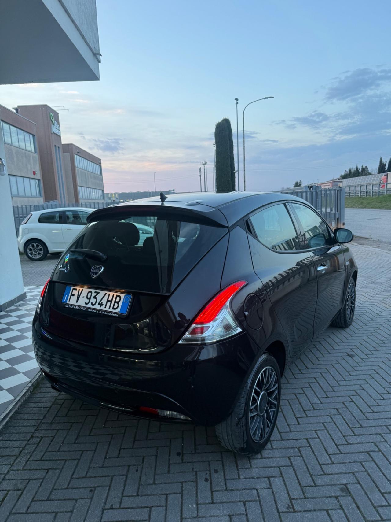 Lancia Ypsilon 1.2 69 CV 5 porte S&S Platinum