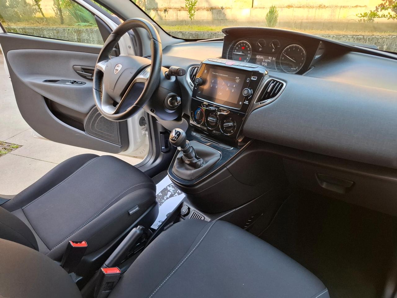 Lancia Ypsilon 1.0 FireFly 5 porte S&S Hybryd Gold