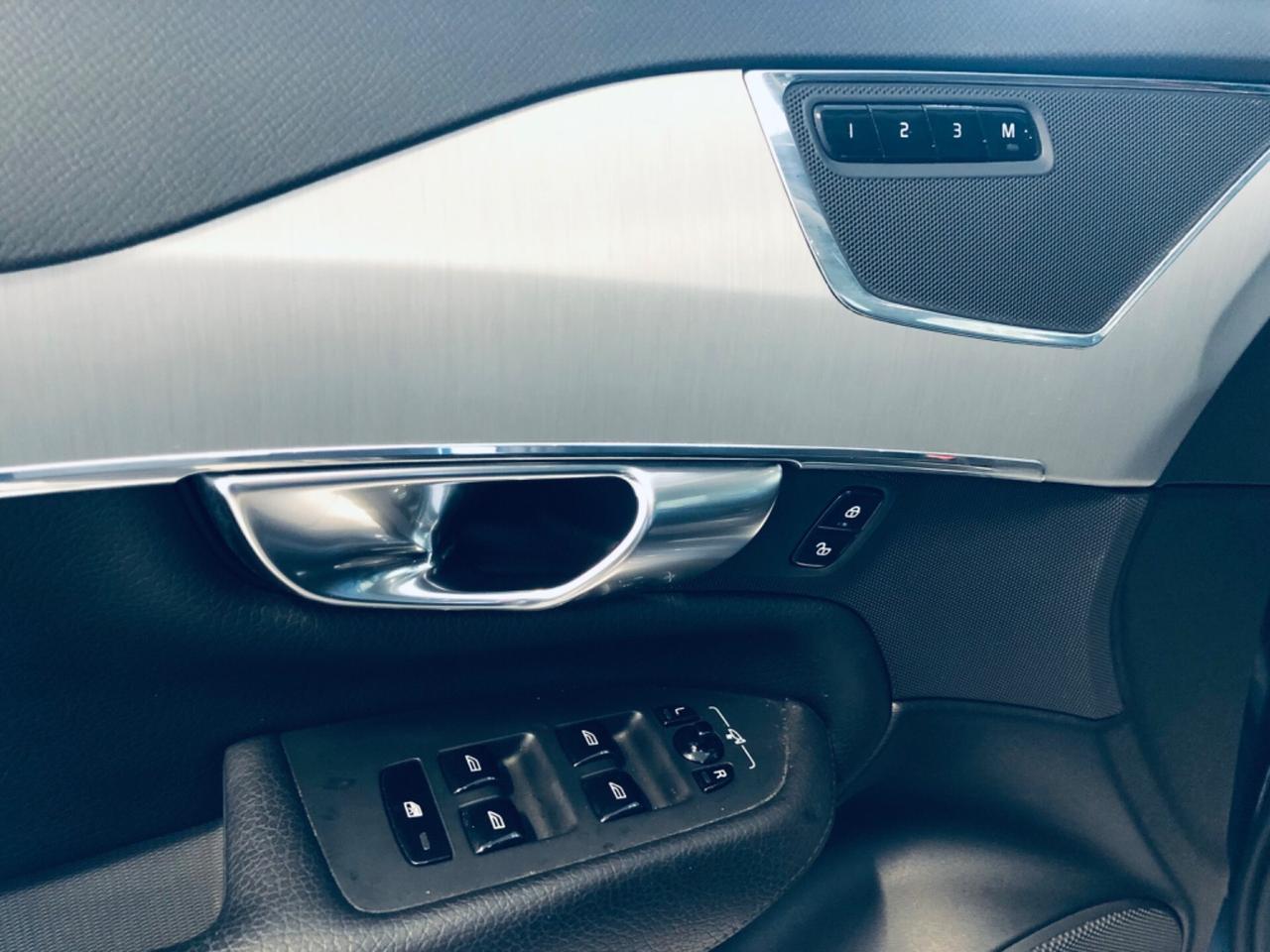 Volvo XC 90 B5 (d) AWD Geartronic Momentum 7 POSTI