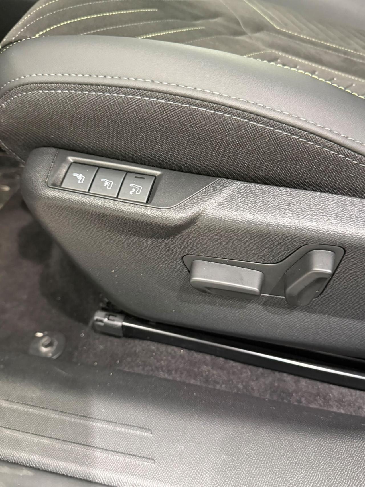 Peugeot 208 hybrid/benzina 2025 14.000 km