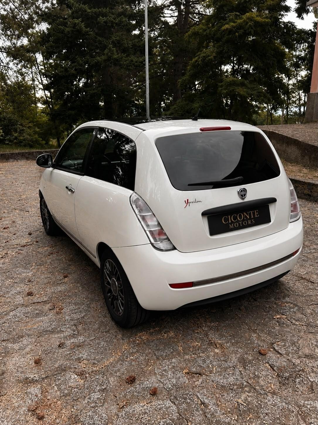 Lancia Ypsilon 1.3 MJT 75 CV Platino